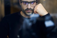 Mens met mobiele telefoon om inkomens van bedrijf creatieve oplossingen te verhogen stock fotografie Mens met mobiele telefoon om inkomens van bedrijf creatieve oplossingen te verhogen stock fotografie