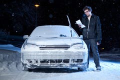 Mens na het krijgen van een parkerenkaartje dat wordt verstoord stock afbeelding Mens na het krijgen van een parkerenkaartje dat wordt verstoord stock afbeelding