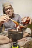 Mens op reis die en in aard ontspannen koken stock afbeelding Mens op reis die en in aard ontspannen koken stock afbeelding
