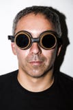 Mens in steampunk glasseses op witte achtergrond stock foto Mens in steampunk glasseses op witte achtergrond stock foto