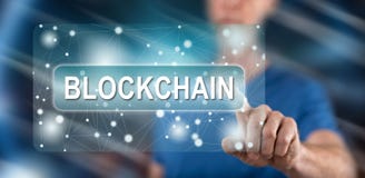 Mens wat betreft een blockchainconcept stock fotografie Mens wat betreft een blockchainconcept stock fotografie