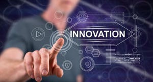 Mens wat betreft een innovatieconcept stock afbeeldingen Mens wat betreft een innovatieconcept stock afbeeldingen