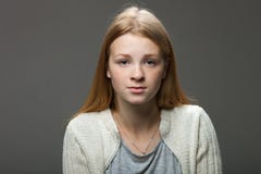 Menschliches Gesichts-Ausdrücke und Gefühle Porträt der jungen entzückenden Rothaarigefrau im gemütlichen Hemd, das ruhig und glü stockbild Menschliches Gesichts-Ausdrücke und Gefühle Porträt der jungen entzückenden Rothaarigefrau im gemütlichen Hemd, das ruhig und glü stockbild