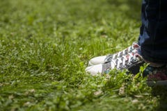 Menselijke voet multicolored tennisschoenen royalty-vrije stock afbeelding Menselijke voet multicolored tennisschoenen royalty-vrije stock afbeelding