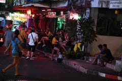 Mensen bij de nachtmeisjes Thailand van de pattayastad royalty-vrije stock afbeeldingen Mensen bij de nachtmeisjes Thailand van de pattayastad royalty-vrije stock afbeeldingen