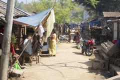 Mensen bij de straat in Bandarban, Bangladesh stock fotografie Mensen bij de straat in Bandarban, Bangladesh stock fotografie