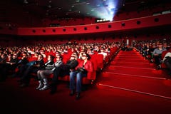 Mensen in de film van 3d-glazenhorloges stock afbeeldingen Mensen in de film van 3d-glazenhorloges stock afbeeldingen