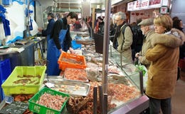 Mensen die bij de vissenmarkt winkelen in Nantes, Frankrijk stock foto Mensen die bij de vissenmarkt winkelen in Nantes, Frankrijk stock foto