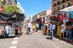 Mensen die bij Gr Rastro, de populairste openluchtmarkt in Madrid winkelen stock foto Mensen die bij Gr Rastro, de populairste openluchtmarkt in Madrid winkelen stock foto