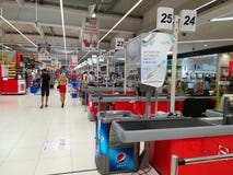Mensen die in de supermarkt winkelen royalty-vrije stock afbeeldingen Mensen die in de supermarkt winkelen royalty-vrije stock afbeeldingen