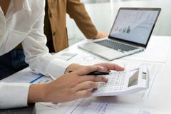 Mensen die in financi?n, boekhouding, het bedrijfs raadplegen, het onderwijzen raad werken, lopende rekeningen stock afbeelding Mensen die in financi?n, boekhouding, het bedrijfs raadplegen, het onderwijzen raad werken, lopende rekeningen stock afbeelding