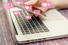 Mensen die met vrienden in sociale netwerken of media babbelen royalty-vrije stock afbeelding Mensen die met vrienden in sociale netwerken of media babbelen royalty-vrije stock afbeelding