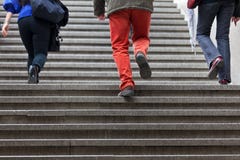 Mensen die omhoog stappen lopen stock fotografie Mensen die omhoog stappen lopen stock fotografie