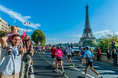 Mensen die Parijs marathon Frankrijk in werking stellen Mensen die Parijs marathon Frankrijk in werking stellen
