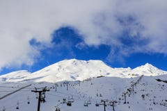Mensen die skikabelwagens op een sneeuwberg met behulp van royalty-vrije stock foto Mensen die skikabelwagens op een sneeuwberg met behulp van royalty-vrije stock foto