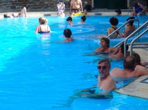 Mensen die van het kuuroord genieten dichtbij de stad van banff royalty-vrije stock afbeeldingen Mensen die van het kuuroord genieten dichtbij de stad van banff royalty-vrije stock afbeeldingen