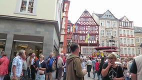 Mensen die wijnfestival in Bernkastel bezoeken bij de rivier van Moezel muziekband die overleg geven op marktplaats stock videobeelden Mensen die wijnfestival in Bernkastel bezoeken bij de rivier van Moezel muziekband die overleg geven op marktplaats stock videobeelden