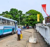 Mensen en voertuigen bij hoofdbusstation royalty-vrije stock afbeeldingen Mensen en voertuigen bij hoofdbusstation royalty-vrije stock afbeeldingen