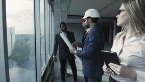 Mensen, moman bij kostuum, bouwvakker en de zwarte mens stock footage Mensen, moman bij kostuum, bouwvakker en de zwarte mens stock footage