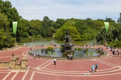Mensen op het Bethesda Arcade-terras door fontein in Central Park Stock Afbeelding Mensen op het Bethesda Arcade-terras door fontein in Central Park Stock Afbeelding
