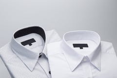 Mensen` s overhemden op een witte achtergrond worden gevouwen die stock foto's Mensen` s overhemden op een witte achtergrond worden gevouwen die stock foto's