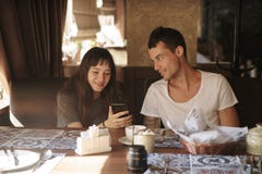 Mensen, technologie, levensstijl en het dateren van concept - gelukkig paar met smartphone het drinken koffie en smoothie bij kof stock foto's Mensen, technologie, levensstijl en het dateren van concept - gelukkig paar met smartphone het drinken koffie en smoothie bij kof stock foto's