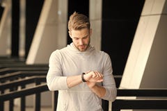 Mensenatleet die op strikt gezicht geschiktheidsdrijver, stedelijke achtergrond controleren Atleet met varkenshaar met geschikthe stock foto Mensenatleet die op strikt gezicht geschiktheidsdrijver, stedelijke achtergrond controleren Atleet met varkenshaar met geschikthe stock foto