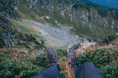 Mensenbenen, die op rand van kloof zitten Standpunt, nadruk op achtergrond, Karpatische bergen, Marmarosh royalty-vrije stock foto Mensenbenen, die op rand van kloof zitten Standpunt, nadruk op achtergrond, Karpatische bergen, Marmarosh royalty-vrije stock foto