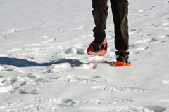 Mensengangen met oranje sneeuwschoenen en corduroy broek met wijnoogst royalty-vrije stock foto's Mensengangen met oranje sneeuwschoenen en corduroy broek met wijnoogst royalty-vrije stock foto's
