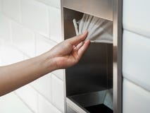 Mensenhand die een papieren zakdoekje van weefselvakje trekken in het toilet royalty-vrije stock foto's Mensenhand die een papieren zakdoekje van weefselvakje trekken in het toilet royalty-vrije stock foto's