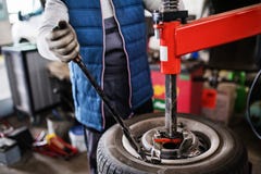 Mensenwerktuigkundige die een auto in een garage herstellen stock fotografie Mensenwerktuigkundige die een auto in een garage herstellen stock fotografie