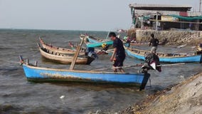 Mensenzeeman besliste open zee van Longtail van de voorraad Videolengte Retro Thaise Aziatische de Jonge Hdv, Definitie stock video Mensenzeeman besliste open zee van Longtail van de voorraad Videolengte Retro Thaise Aziatische de Jonge Hdv, Definitie stock video