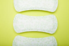 Menstruatie sanitaire stootkussens voor hygiëne op groen Medische conceptie, gynaecologische menstruatiecyclus stock foto Menstruatie sanitaire stootkussens voor hygiëne op groen Medische conceptie, gynaecologische menstruatiecyclus stock foto