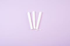 Menstruele die tampons op roze achtergrond worden geïsoleerd Ruimte voor tekst royalty-vrije stock fotografie Menstruele die tampons op roze achtergrond worden geïsoleerd Ruimte voor tekst royalty-vrije stock fotografie