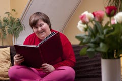 Mentalmente - mulher deficiente que lê um livro imagens de stock Mentalmente - mulher deficiente que lê um livro imagens de stock