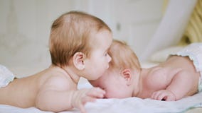 Mentira de duas irmãs das meninas na cama video estoque Mentira de duas irmãs das meninas na cama video estoque