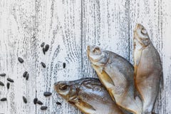 Mentira secada de la brema de tres pescados en una tabla de madera ligera foto de archivo Mentira secada de la brema de tres pescados en una tabla de madera ligera foto de archivo