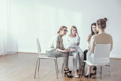 Mentor e mulheres de negócios durante a oficina com consulta e sessão de reflexão imagem de stock royalty free Mentor e mulheres de negócios durante a oficina com consulta e sessão de reflexão imagem de stock royalty free