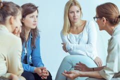 Mentor som talar till affärskvinnor om karriär under seminarium med utbildning arkivbilder Mentor som talar till affärskvinnor om karriär under seminarium med utbildning arkivbilder