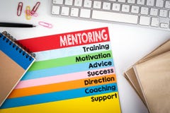Mentoring έννοια Γραφείο γραφείων με τις σελίδες υπολογιστών πληκτρολογίων και χρώματος στοκ φωτογραφία με δικαίωμα ελεύθερης χρήσης Mentoring έννοια Γραφείο γραφείων με τις σελίδες υπολογιστών πληκτρολογίων και χρώματος στοκ φωτογραφία με δικαίωμα ελεύθερης χρήσης