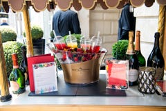 Menu, bouteilles de champagne, baies fraîches sur la glace et coctails Image stock Menu, bouteilles de champagne, baies fraîches sur la glace et coctails Image stock