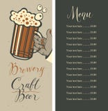 Menu de bière avec les listes des prix et le verre de bière à disposition illustration libre de droits Menu de bière avec les listes des prix et le verre de bière à disposition illustration libre de droits
