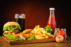 Menu do fast food com Hamburger, pepitas de galinha e batatas fritas imagem de stock royalty free Menu do fast food com Hamburger, pepitas de galinha e batatas fritas imagem de stock royalty free
