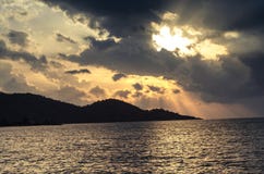 Mer, nuages et Sun image stock Mer, nuages et Sun image stock