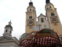Merano, Trentino, Италия 01/06/2011 Церковь в деревне с carousel стоковое изображение Merano, Trentino, Италия 01/06/2011 Церковь в деревне с carousel стоковое изображение