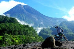 Merapi ensoleillé de montagne images libres de droits Merapi ensoleillé de montagne images libres de droits
