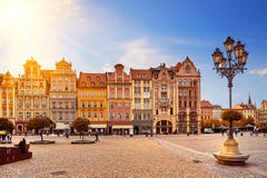 Mercado central no Polônia de Wroclaw com as casas coloridas velhas, a lâmpada da lanterna da rua e os povos de passeio dos turis Fotografia de Stock Royalty Free Mercado central no Polônia de Wroclaw com as casas coloridas velhas, a lâmpada da lanterna da rua e os povos de passeio dos turis Fotografia de Stock Royalty Free