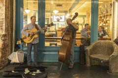 MERCADO DE CHELSEA, NEW YORK CITY, LOS E.E.U.U. - 14 DE MAYO DE 2018: Músicos que tocan la guitarra y el violoncelo en Chelsea Ma imagenes de archivo MERCADO DE CHELSEA, NEW YORK CITY, LOS E.E.U.U. - 14 DE MAYO DE 2018: Músicos que tocan la guitarra y el violoncelo en Chelsea Ma imagenes de archivo