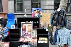 Mercado de pulgas del garaje de las antigüedades imagen de archivo Mercado de pulgas del garaje de las antigüedades imagen de archivo