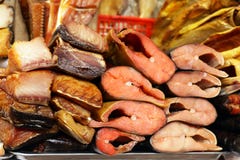 Mercado del ` s del granjero - rojo de los pescados del surtido y blanco salada y ahumados Fotos de archivo libres de regalías Mercado del ` s del granjero - rojo de los pescados del surtido y blanco salada y ahumados Fotos de archivo libres de regalías